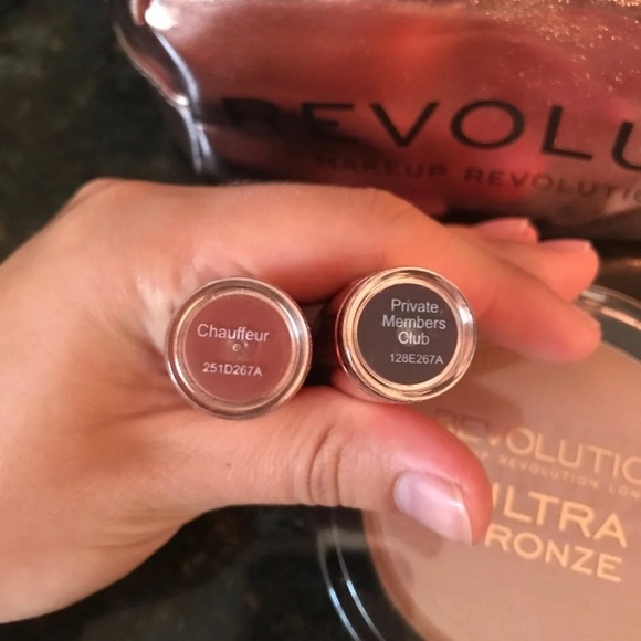 Makeup revolution bag and makeup - Picture 4 of 5